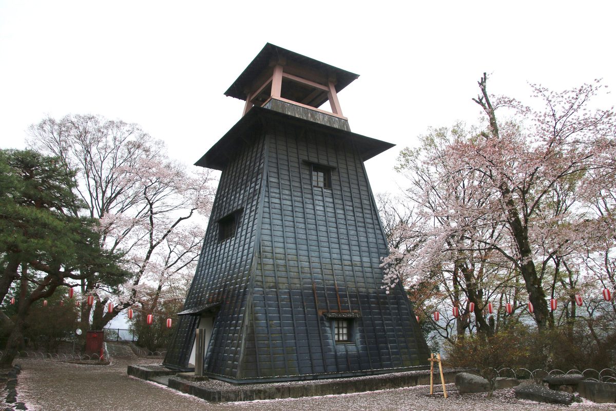 Numata Castle Ruins & Town